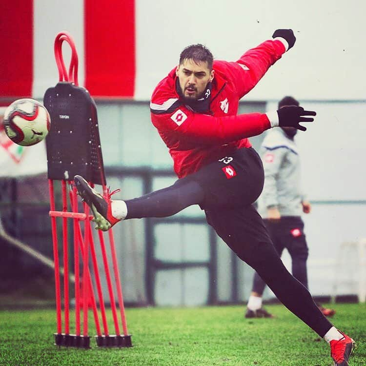 ムスタファ・バトゥハン・アルトゥンタシュさんのインスタグラム写真 - (ムスタファ・バトゥハン・アルトゥンタシュInstagram)「⚽️💨」2月14日 22時47分 - batuhanaltntas