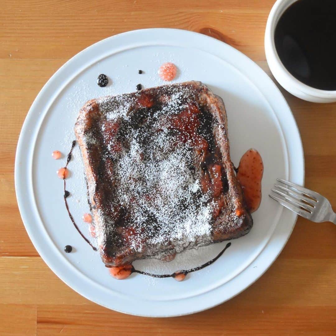 山崎佳のインスタグラム：「Today’s breakfast. 食べたいけど面倒だな…だが食べたい…と思いながら作った、なかなか雑なココアのフレンチトースト。一応バレンタインなんで。いちごジャムとチョコソースをたっぷり。」