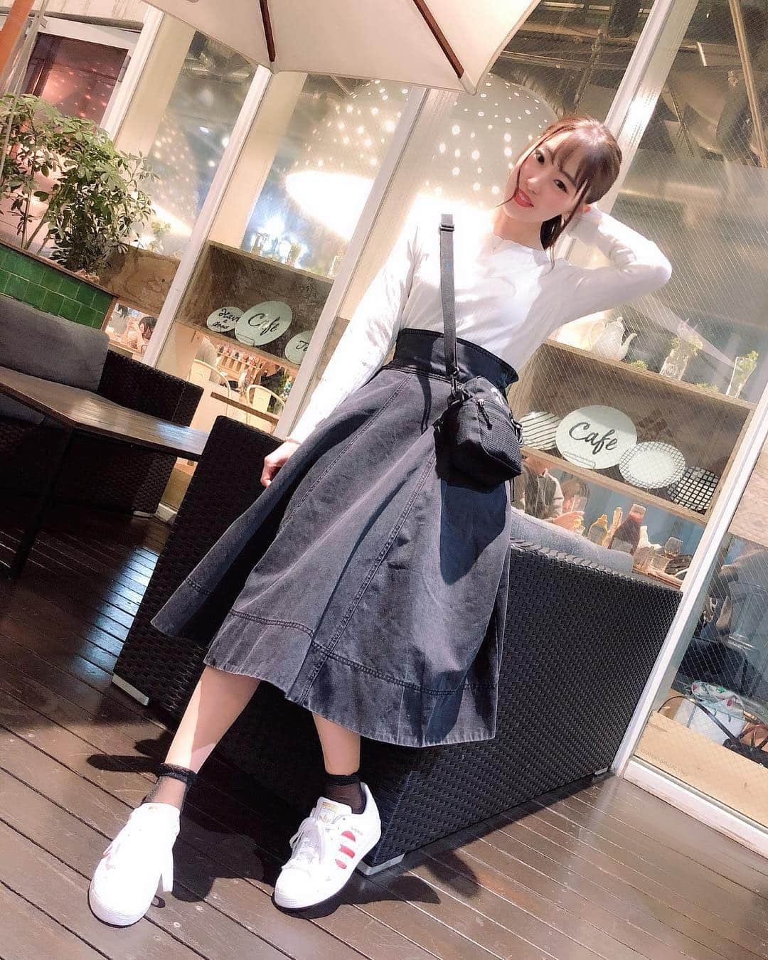 藤江れいなさんのインスタグラム写真 - (藤江れいなInstagram)「#２２時の嫁  #私服 #ootd #fashion #コーディネート #トップス #wcloset  #デニムスカート #deicy #スニーカー #adidasoriginals  #ショルダー #kangol」2月14日 23時14分 - 01nyan0201