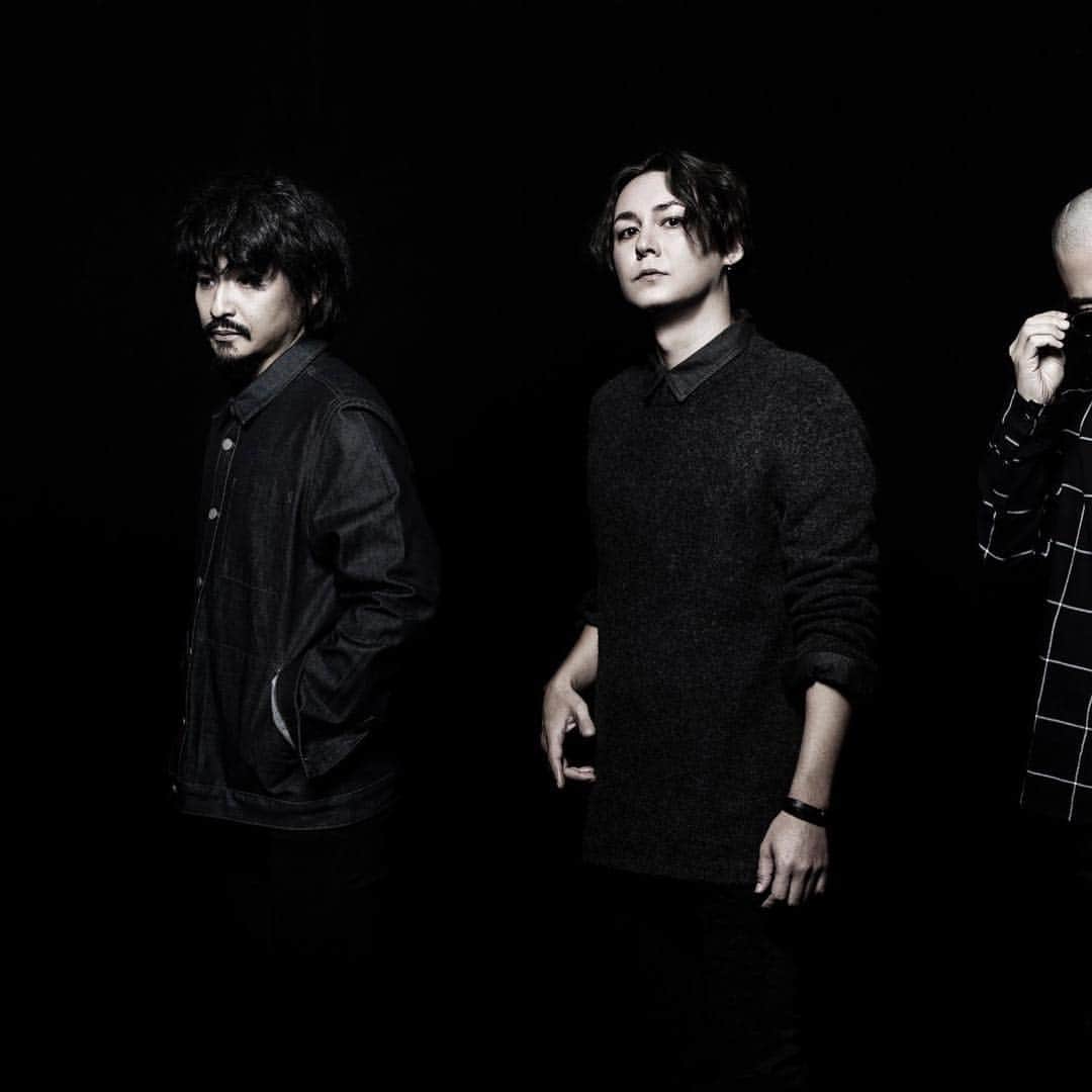 SHIGEOのインスタグラム：「にわかに騒がしくなってきたATOM ON SPHERE 明日の夜9時から「BLOWBACKプレトーク」と題してインスタライブやります！Charlieのお二人にも乱入していただきますのでお見逃しなく！ しかもメンバー全員のインスタアカウントで一挙に開催します！誰のアカウントを覗くかはあなた次第！ドンミスイット！」