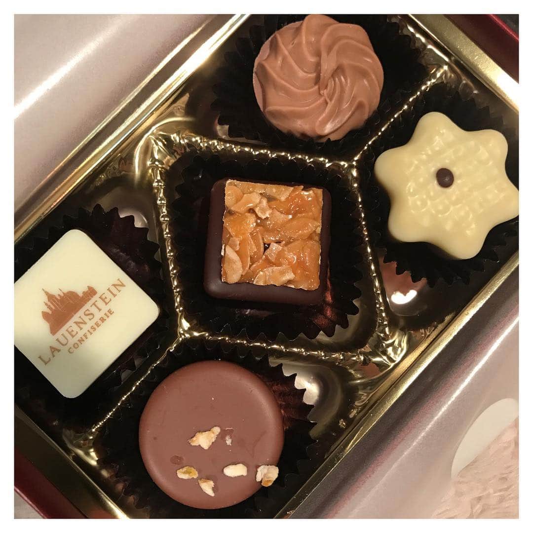 金城茉奈さんのインスタグラム写真 - (金城茉奈Instagram)「Happy valentaine's day ❤︎ 美味しかったLAUENSTEINのチョコレートの写真（ちなみに真ん中のフロランタンのチョコが一番お気に入りでした）と一緒に今日のこと。  今日は、 Mrs.fictions 「伯爵のおるすばん」の稽古な日でした。 徐々に、Mrs.fictionsの世界に入れてるような…少しだけどわかってきたような…いや全然まだまだかもしれないんだけど…でもね、今日私の中で今までで一番何か掴めた気がしたの。 一つ一つセリフをまず分解していくこと。 みなさん優しくて丁寧に教えてくださって、びっくりするくらい多くの引き出しを持っていて、本当に稽古が楽しくてあっという間に稽古が終わってしまう。絶対面白い舞台です。 ずっと死ななかった彼のこと。 観にきませんか。 「伯爵のおるすばん」 3月20日（水）〜25日（月）吉祥寺シアター ご予約はこちらからお待ちしています↓☺︎ http://ticket.corich.jp/apply/97937/022/ #mrsfictions#ミセスフィクションズ#伯爵のおるすばん#吉祥寺シアター#作演出#中嶋康太#舞台#観に来てね#valentine#valentineday#バレンタイン#チョコレートの日#lauenstein」2月14日 23時47分 - mn75aa