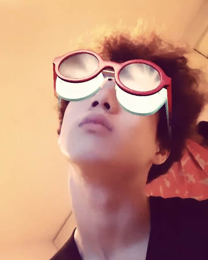 片岡千之助のインスタグラム：「🕶👓🕶👓🕶 #happyvalentines 🍫 Last 1 minutes 最後の顔。🙄😏 皆さんはバレンタイン何個あげて何個もらいましたか？ 僕は今日、二個あげてゼロ個もらいました。」
