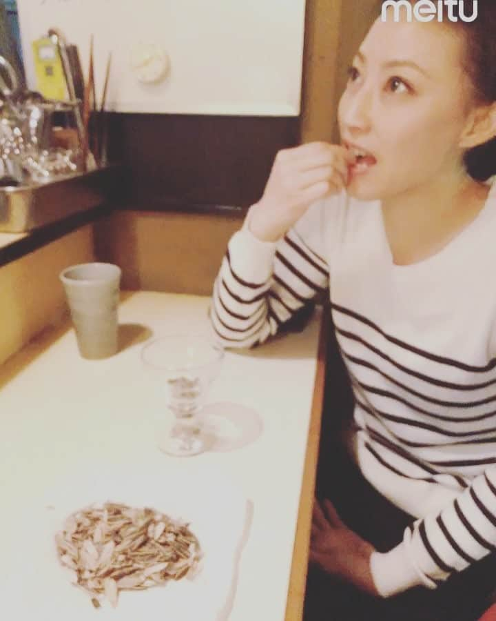 秋夢乃のインスタグラム：「こりゃ〜美味しいのよお😋👍 #中国お菓子 #恰恰香瓜子 #向日葵の種 #中国人ならではの #中国人なら誰でも知っているおつまみ #楽しい食文化 #片手で食べるおつまみ #技が必要なおつまみ #面白い食べ物  #美味すぎるお菓子  #美味い #美人食」