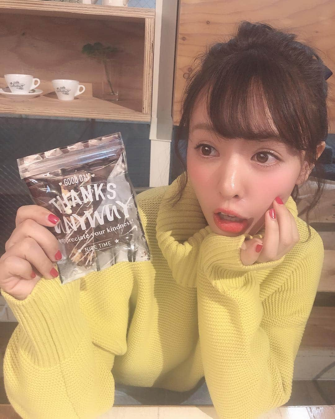 山田菜々さんのインスタグラム写真 - (山田菜々Instagram)「れいにゃんが手作りクランキーくれたっ😎🍫 . #土みたいになった😂 #と写真を見せられた13日 #白いペンでトッピングされていて #おしゃれになっていた14日 #美味しかったよ藤江さん😎☝︎ #うるせぇ #のスピード早すぎ😂⚡︎ #Valentine #バレンタイン #❤️」2月15日 0時31分 - tannana.yamada