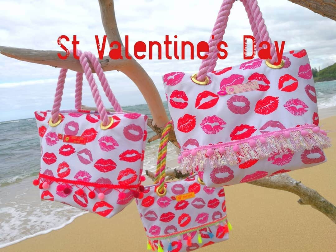 Moco Lima Hawaiiさんのインスタグラム写真 - (Moco Lima HawaiiInstagram)「Happy V-day!  Lips tote bags, made by Moco #valentines#happyvalentinesday#chocolate#lips#chocolateday#red#pink#strawberry#yummy#ocean#beach#february#hawaii#chilly#love#friends#family#mocolima#モコリマ#ハワイ#バレンタイン#ハワイ好きな人と繋がりたい#アロハ ♡Showroom 13:00~18:00 OPEN today♡」2月15日 2時59分 - mocolimahawaii
