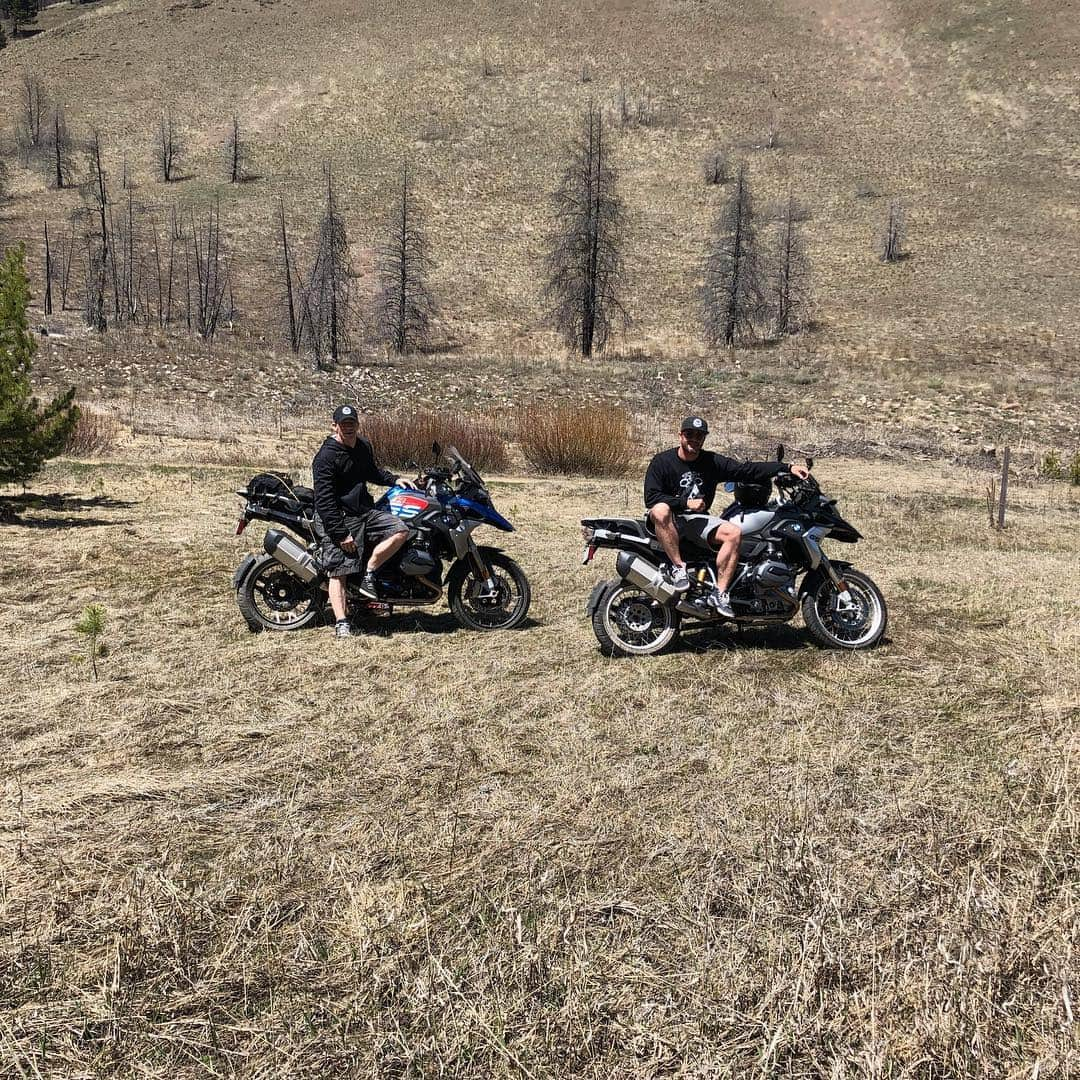 テイラー・キニーさんのインスタグラム写真 - (テイラー・キニーInstagram)「Big thanks to @bmwmotorrad #bmwmotorrad #makelifearide From Los Angeles to San Francisco, Redwood Forest to Portland, Idaho to Vegas and back. My good friend @mrdogcoop had the most epic trip on these bikes. I remember reading about Ewan McGregor and his good friend Charlie’s trip from Scotland to South Africa on these bikes in the book ‘Long Way Down’. Always wanted the opportunity to take on a trip like theirs. We may not have covered as many miles but the memories on the road will last a lifetime. Safe travels and ride safe, cheers! @quitthecrew」2月15日 3時19分 - taylorkinney111