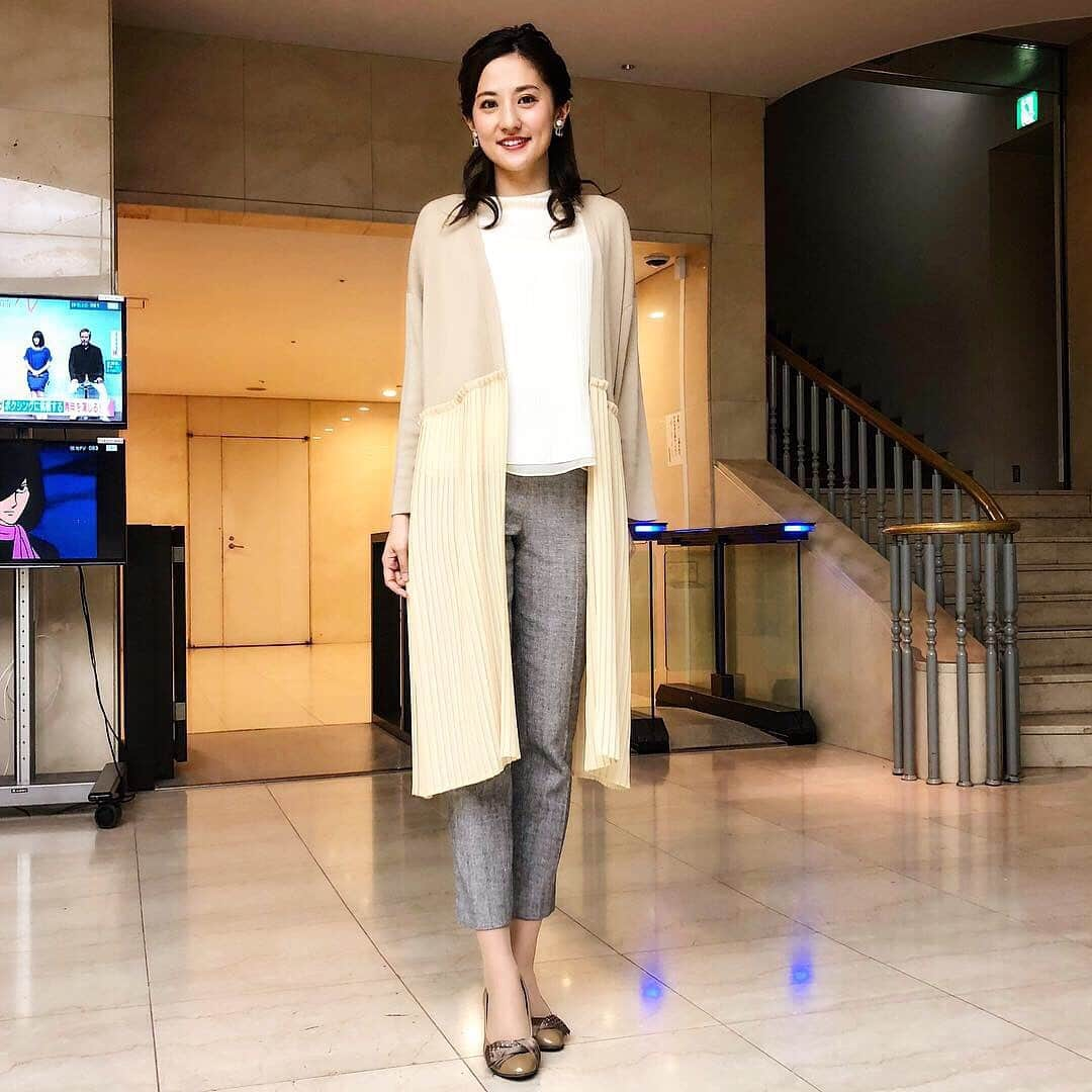 槙あやなさんのインスタグラム写真 - (槙あやなInstagram)「今週の衣装たち。 最後の一枚は、 躍動感つけてみました🤣  #tokyomx #tokyo #information #モーニングクロス #東京インフォメーション」2月15日 12時52分 - ayana_maki