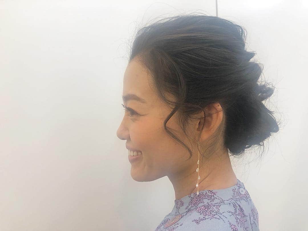 阿部優貴子のインスタグラム：「昨日のヘアアレンジはメイクさんにアップにしてもらいました🥰こんな髪型で結婚式に参列したい👰 * 東京雪舞ってますね！❄️私は花粉なのか風邪なのか、鼻水が止まらず‥🤧見分け方むずかしい。 皆さまもお体ご自愛ください〜⛄️ * #ヘアアレンジ #アップスタイル」