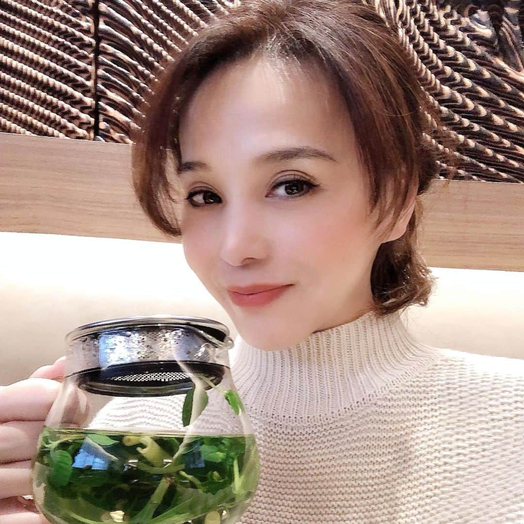 麻美さんのインスタグラム写真 - (麻美Instagram)「そー言えば💁🏻‍♀️ 昨日の人間ドック🏥 ． 健診終わって着替えたら 診断結果が出るまで📝 ． 薬膳料理を頂いて ハーブティー🌿飲んで ゆっくりさせて頂きましたー💕 ． 身体にいい事した〜〜🙌って 清々しい気分になったよ ． #人生初#病院嫌い #鶯谷健診センター#人間ドック #レディースドック#ガン検診 #健康診断#乳癌検診#子宮がん検診 #生活習慣病#生活習慣病予防#薬膳 #女性におすすめ#おしゃれ館内 #薬膳ごはん #薬膳ランチ #カフェ風ランチ#インテリア #健康第一」2月15日 12時55分 - mami0s