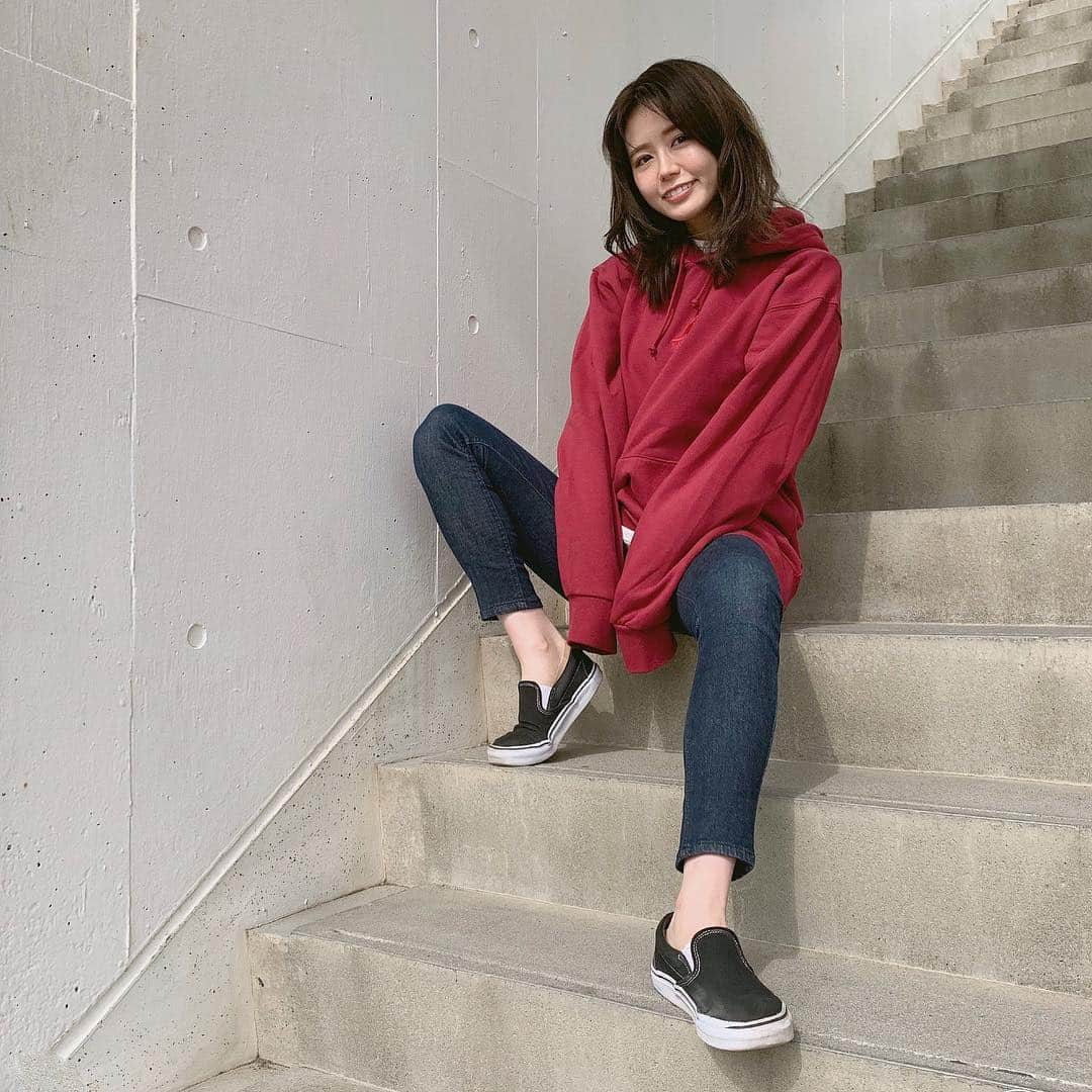 井口綾子さんのインスタグラム写真 - (井口綾子Instagram)「・ KANGOL REWARDコラボパーカー wine red XLサイズ⭐️ 下に白のTシャツレイヤードしてスキニーでカジュアルにしてみました🐥 質問でよく来るのですが、パーカーはユニセックスなので男性も是非😌✨ サイズ感は160cmのわたしでXLサイズを着るとお尻が隠れてワンピースっぽく着れるくらいの着丈です💖」2月15日 13時53分 - ayako_inokuchi