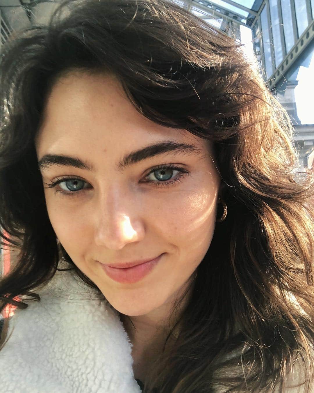 Amelia Zadroのインスタグラム：「Wowweee my skin is still glowing like never before after a windy, winters day in London running around on tubes.. Thank you for these goodies @tataharperskincare ! 💫🙌🏻」
