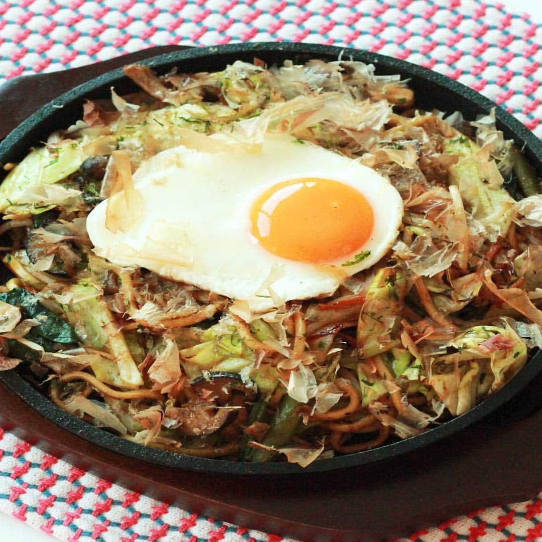 Esola池袋のインスタグラム：「#野菜メニュー お好み焼き・鉄板焼きのお店【千房】の人気メニュー「焼きそば」。甘めの濃厚ソースと太い麺で、老若男女に愛される味わいです。 そんな焼きそばに、なす、しめじ、ほうれん草などの野菜を加えた「野菜いっぱい焼きそば」もおすすめ。お腹も味わいも満足いただけるはず！ ・ ●野菜いっぱい焼きそば ￥1,404（税込） お好み焼き・鉄板焼き 千房／7F ・ ・ #千房 #お好み焼き #鉄板焼き #鉄板 #鉄板焼ディナー #焼きそば #野菜 #vegetable #やさい #粉物 #ソース焼きそば #japanesefood #janpan #日本食 #yummy #instafood #foodstagram #gourmet #delicious #2月 #february #winter #冬 #esola #エソラ #esola池袋 #esola_ikebukuro #池袋」