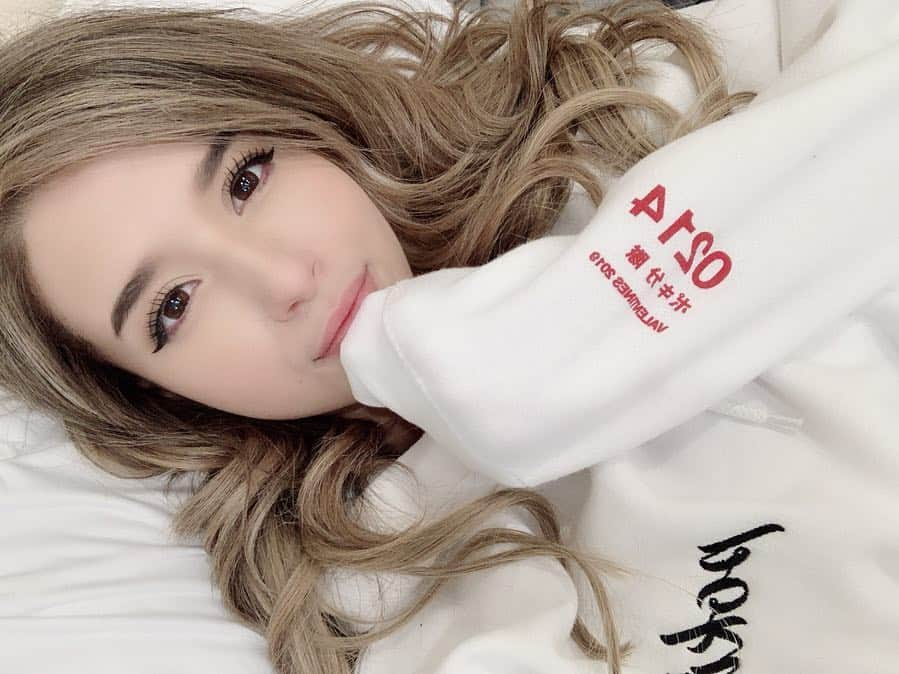 Pokimaneさんのインスタグラム写真 - (PokimaneInstagram)「hi friends 💝 hope y’all like my new hair color 😳 also, VDAY hoodies are available for only 36 more hours❣️ get em at pokimerch.com (link in bio) ☺️ HAPPY VALENTINES DAY!」2月15日 7時00分 - pokimanelol