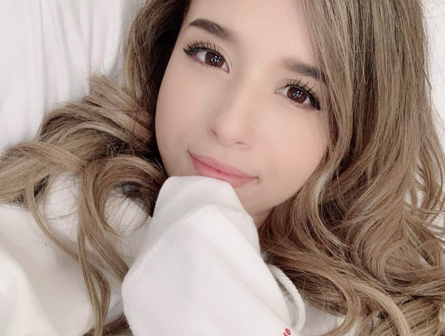 Pokimaneさんのインスタグラム写真 - (PokimaneInstagram)「hi friends 💝 hope y’all like my new hair color 😳 also, VDAY hoodies are available for only 36 more hours❣️ get em at pokimerch.com (link in bio) ☺️ HAPPY VALENTINES DAY!」2月15日 7時00分 - pokimanelol