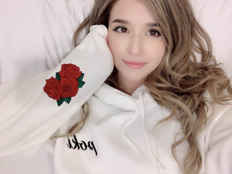 Pokimaneさんのインスタグラム写真 - (PokimaneInstagram)「hi friends 💝 hope y’all like my new hair color 😳 also, VDAY hoodies are available for only 36 more hours❣️ get em at pokimerch.com (link in bio) ☺️ HAPPY VALENTINES DAY!」2月15日 7時00分 - pokimanelol