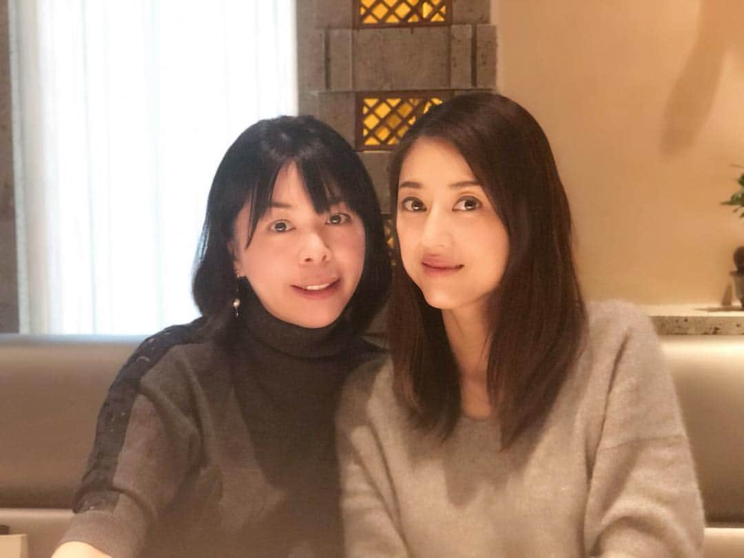 小沢真珠さんのインスタグラム写真 - (小沢真珠Instagram)「先日久しぶりにお友達の弘子ちゃんと富麗華でランチしました。弘子ちゃんは予約の取れないレストラン「エクアトゥール」のオーナーソムリエ。10年くらい前に一緒にワインの学校に通ったりしました❤︎弘子ちゃんはその後「食べログアワード」を受賞するほどの有名店のオーナーに。かたや私はただのノムリエにw  #ランチ#女子会#富麗華#中華#麻布十番 #エクアトゥールマダム#エクアトゥール #フレンチレストラン#隠れ家フレンチ #アカデミーデュヴァン#クラスメイト#同じ年」2月15日 7時16分 - maju_ozawa