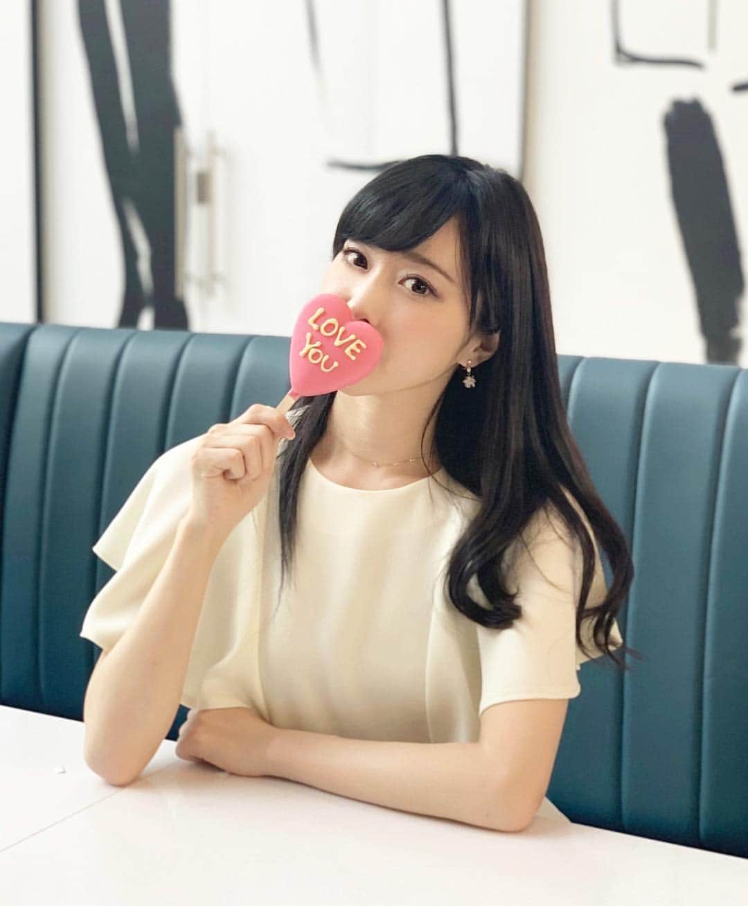 sakiのインスタグラム：「. happy Valentine Day💝😍 . ロンドンはまだバレンタインです🥺💕 . ハロッズのアイスクリーム屋さんで バレンタイン限定のアイスを食べました🍨💕 美味しかったです😆💕 . . #ロンドン #london #バレンタイン限定 #アイスクリーム #LOVE #ロンドン旅行 #valentineday #白ワンピ #snidel #fashion」