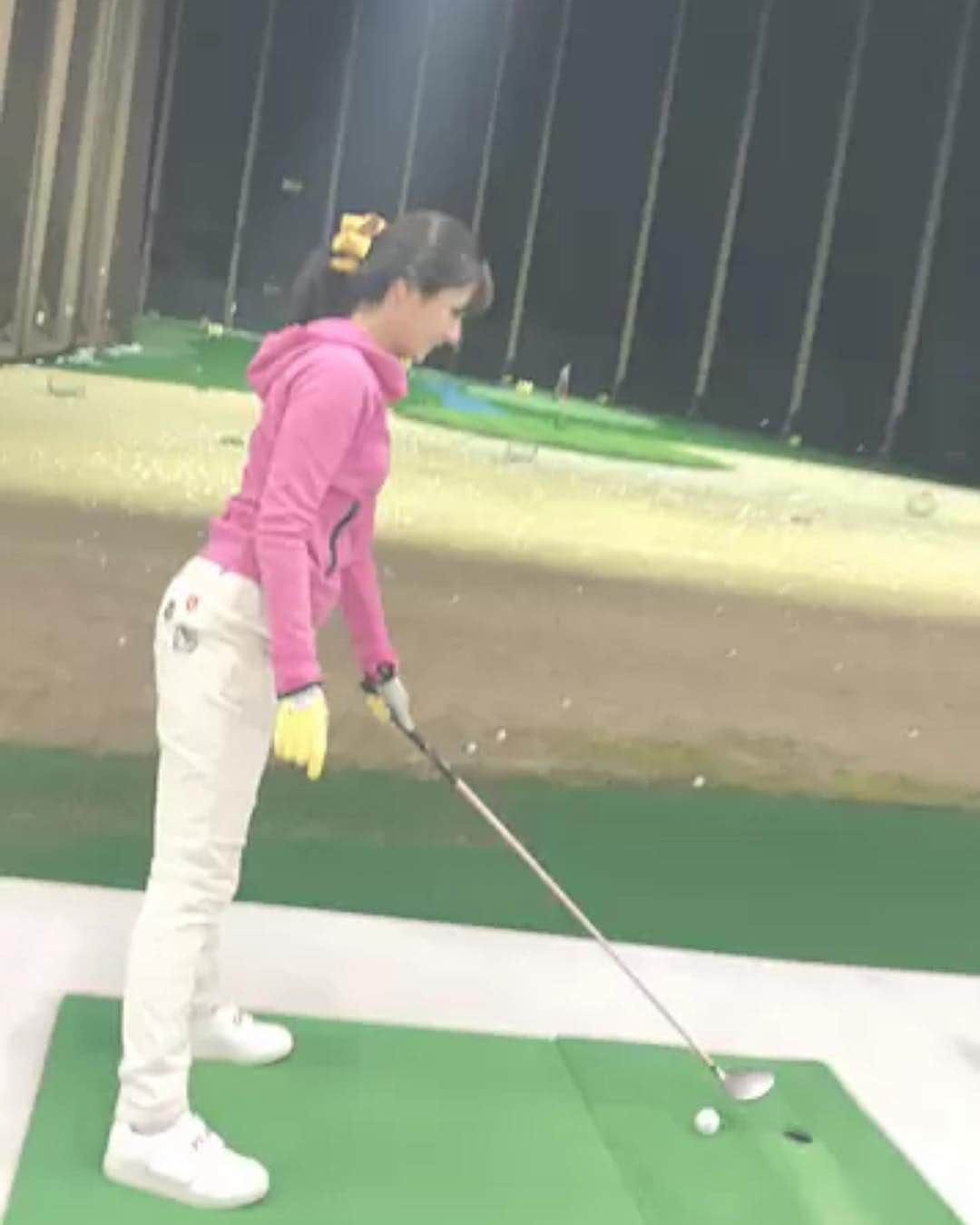 中西希のインスタグラム：「久しぶりに練習場で🏌️‍♀️﻿ ﻿ ずっっと課題だった﻿ 左足前でしっかり打つ感覚が﻿ やっと体で理解でき始めた…🥺 ﻿ #ゴルフ女子 #ゴルフアナウンサー #ゴルフスイング #ゴルフ好き #ゴルフ部」