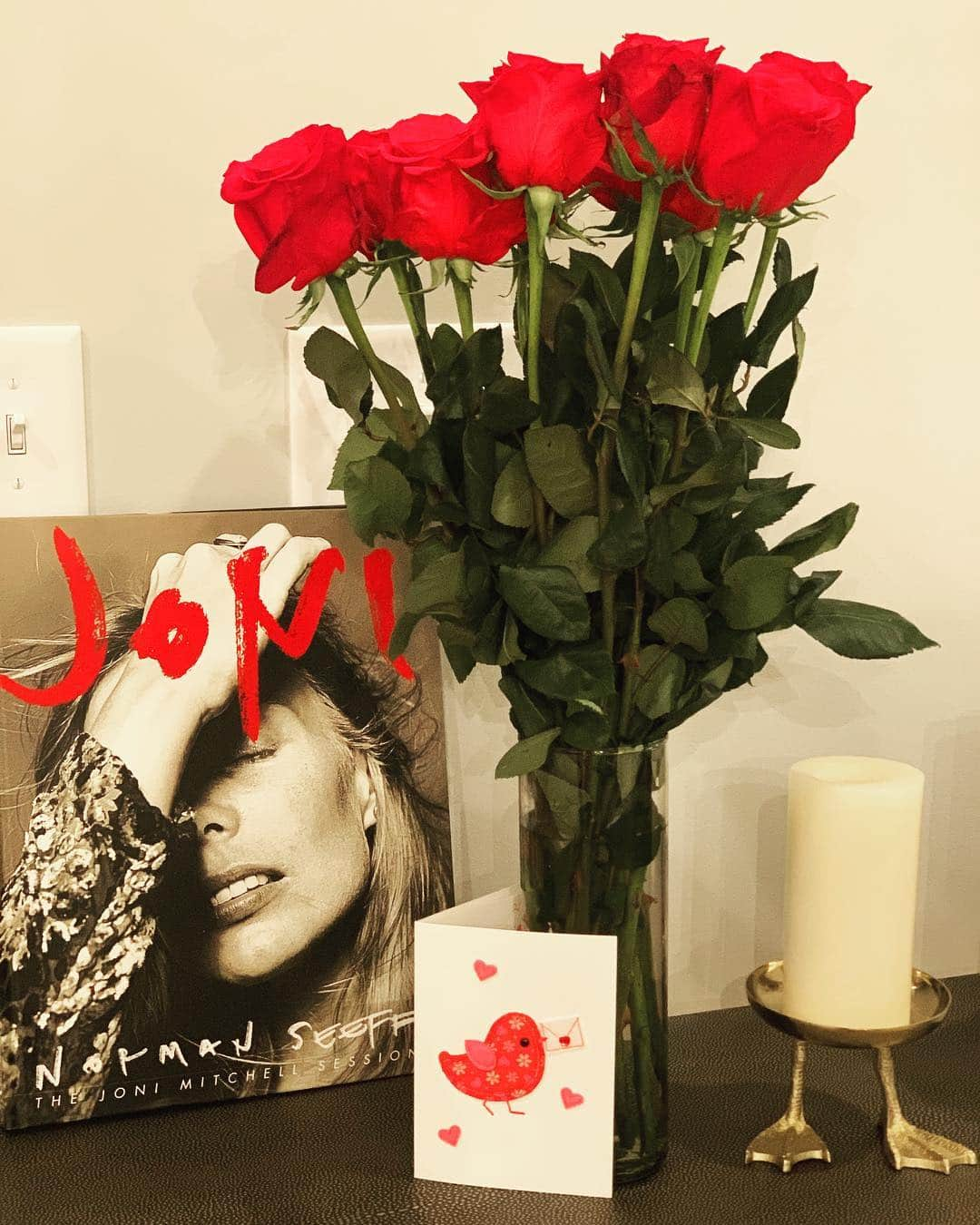 アンジェラ・アキのインスタグラム：「Happy Valentines Day! 🌹 🌹 🌹」