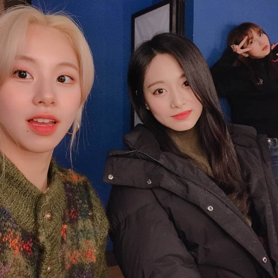 TWICEさんのインスタグラム写真 - (TWICEInstagram)「늦었지만 해피 발렌타인 데이🍓 그리고 오늘 눈 온다☃️ 그러니 집에만 있지말고 나가서 뛰어 놀자-!」2月15日 14時24分 - twicetagram