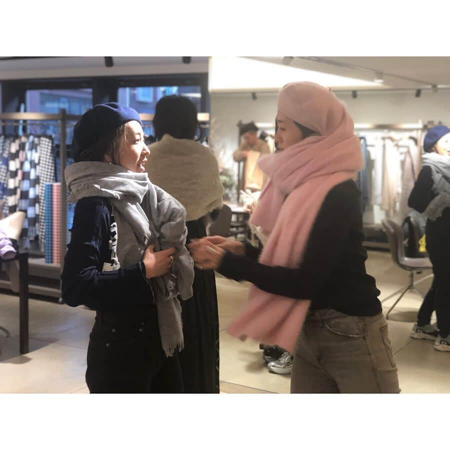 栗原佐知子さんのインスタグラム写真 - (栗原佐知子Instagram)「✴︎ @asaucemeler 2019FW EXHIBITION🧣 . まだまだ寒い日が続きますが… 先週はASAUCE MELER（アソースメレ） 3回目の秋冬のお披露目でした😊 . 今回もメディア関係者のみなさま、 憧れのスタイリストさんやモデルさんたちが たくさん足を運んでくださり… とても華やかな展示会でした💕 ご来場いただき、ありがとうございました🙇‍♀️ . . 今年は更にお取り扱いいただくショップが増え、 より多くのみなさまに手に取って見ていただくことができるかと思いますので、お楽しみに✨ . . そして、いよいよ本日AM11時より、  @asaucemeler オンラインストアにて、  #ベルギーリネンフリンジストール と  #ベルギーリネンモールフリンジストール の 予約販売がはじまります🧣 . 昨年も完売続出だった ベルギーリネンフリンジストールの新色や、 ベルギーリネン素材を世界唯一の特殊技術で加工し、 ベルベットのタオルのような質感に仕上げた ベルギーリネンモールフリンジストールもオススメです😍 . 最高級のベルギーリネンをシャトル織機を使って 丁寧に仕上げているので、 1日10mしか織り上げることができない貴重なストール💗 . 一度使うと、何枚も色違いで揃えたくなりますよ☺️ . ぜひご覧になってみてくださいね💕 . . Director @mayucocon . #asaucemeler #stole #cashmere #wool #linen #cotton #silk #fashion #instafashion #instadaily #instalike #instagood #instapic #exhibition #2019FW #アソースメレ #展示会 #ストール #ストールコーデ #ベルギーリネン #リネン」2月15日 9時12分 - sachiko__kurihara