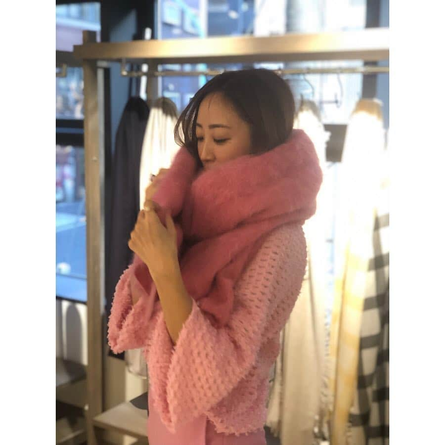 栗原佐知子さんのインスタグラム写真 - (栗原佐知子Instagram)「✴︎ @asaucemeler 2019FW EXHIBITION🧣 . まだまだ寒い日が続きますが… 先週はASAUCE MELER（アソースメレ） 3回目の秋冬のお披露目でした😊 . 今回もメディア関係者のみなさま、 憧れのスタイリストさんやモデルさんたちが たくさん足を運んでくださり… とても華やかな展示会でした💕 ご来場いただき、ありがとうございました🙇‍♀️ . . 今年は更にお取り扱いいただくショップが増え、 より多くのみなさまに手に取って見ていただくことができるかと思いますので、お楽しみに✨ . . そして、いよいよ本日AM11時より、  @asaucemeler オンラインストアにて、  #ベルギーリネンフリンジストール と  #ベルギーリネンモールフリンジストール の 予約販売がはじまります🧣 . 昨年も完売続出だった ベルギーリネンフリンジストールの新色や、 ベルギーリネン素材を世界唯一の特殊技術で加工し、 ベルベットのタオルのような質感に仕上げた ベルギーリネンモールフリンジストールもオススメです😍 . 最高級のベルギーリネンをシャトル織機を使って 丁寧に仕上げているので、 1日10mしか織り上げることができない貴重なストール💗 . 一度使うと、何枚も色違いで揃えたくなりますよ☺️ . ぜひご覧になってみてくださいね💕 . . Director @mayucocon . #asaucemeler #stole #cashmere #wool #linen #cotton #silk #fashion #instafashion #instadaily #instalike #instagood #instapic #exhibition #2019FW #アソースメレ #展示会 #ストール #ストールコーデ #ベルギーリネン #リネン」2月15日 9時12分 - sachiko__kurihara