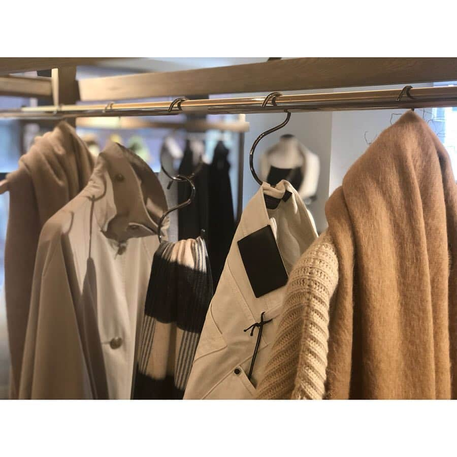 栗原佐知子さんのインスタグラム写真 - (栗原佐知子Instagram)「✴︎ @asaucemeler 2019FW EXHIBITION🧣 . まだまだ寒い日が続きますが… 先週はASAUCE MELER（アソースメレ） 3回目の秋冬のお披露目でした😊 . 今回もメディア関係者のみなさま、 憧れのスタイリストさんやモデルさんたちが たくさん足を運んでくださり… とても華やかな展示会でした💕 ご来場いただき、ありがとうございました🙇‍♀️ . . 今年は更にお取り扱いいただくショップが増え、 より多くのみなさまに手に取って見ていただくことができるかと思いますので、お楽しみに✨ . . そして、いよいよ本日AM11時より、  @asaucemeler オンラインストアにて、  #ベルギーリネンフリンジストール と  #ベルギーリネンモールフリンジストール の 予約販売がはじまります🧣 . 昨年も完売続出だった ベルギーリネンフリンジストールの新色や、 ベルギーリネン素材を世界唯一の特殊技術で加工し、 ベルベットのタオルのような質感に仕上げた ベルギーリネンモールフリンジストールもオススメです😍 . 最高級のベルギーリネンをシャトル織機を使って 丁寧に仕上げているので、 1日10mしか織り上げることができない貴重なストール💗 . 一度使うと、何枚も色違いで揃えたくなりますよ☺️ . ぜひご覧になってみてくださいね💕 . . Director @mayucocon . #asaucemeler #stole #cashmere #wool #linen #cotton #silk #fashion #instafashion #instadaily #instalike #instagood #instapic #exhibition #2019FW #アソースメレ #展示会 #ストール #ストールコーデ #ベルギーリネン #リネン」2月15日 9時12分 - sachiko__kurihara