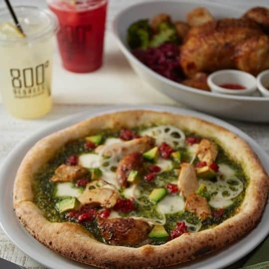 ルミネ公式のインスタグラム：「2月15日（金）800°DEGREESの国内3号店として 「800°DEGREES 東京国際フォーラム店」がオープンいたします。 . ◇5種類のベースピッツァ×約40種類のトッピングを 自由にカスタマイズできるスタイルはそのままに、広々とした店内はこれまでの店舗とは一線を画した丸の内エリアにふさわしい大人がゆったりと寛ぐことができる 「大人のラウンジ」をデザインコンセプトとしており 照明や家具の空間づくりだけでなく、10名さま程度でご利用いただける個室もご用意しております。 . ◇800°DEGREESブランド初の物販業態としてレストランで使用している食材や、オリジナルアイテム、こだわり抜いたセレクトアイテムを取り揃えたライフスタイルを提案する「MARKET PLACE」も併設。 . ◇3号店限定メニューとして自家製の 「ロティサリーチキン」と「ロティサリーチキンとバジルのピッツァ」も登場。 オリジナルレモネードも25種類と豊富なライナップとなっております。 オープン記念のノベルティもございますのでこの機会に皆さまのご来店を心よりお待ちしております。 . ※オープン記念のノベルティの詳細は店頭にてお確かめくださいませ . #800degrees #800degreespizza #pizza #ピッツァ #newopen #2019年2月15日 #本日オープン #open  #オープン記念 #東京国際フォーラム#tokyointernationalforum #ブランド初 #VIP個室 #自家製ロティサリーチキン #限定メニュー #洗練 #大人のラウンジ #マーケットプレイス #ライフスタイル #厳選」
