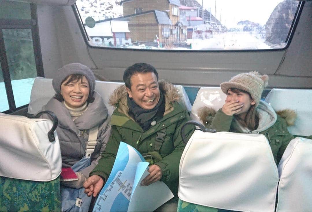 榊原郁恵さんのインスタグラム写真 - (榊原郁恵Instagram)「. 笑ってるよ、大笑い‼️ それもバスの中で‼️ 強風！ 寒い！ まるで嵐のような雪の中を歩いたり… 大変だったんだけど…大笑いなのよー❣️ 楽しかったのよ❣️ 明日16日(土)18時30分~ #テレビ東京・#土曜スペシャル「中山秀征の#秘境路線バス乗客全員ふれあい旅」 長いタイトルですが（笑） 是非 見てみて〜‼️. .  #青森 #龍飛崎 #竜飛崎 #陸奥湾 #中山秀征 #岡井千聖 #榊原郁恵」2月15日 10時53分 - sakakibara.ikue
