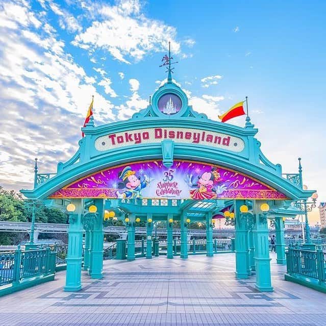 東京ディズニーリゾートさんのインスタグラム写真 - (東京ディズニーリゾートInstagram)「Gateway to Tokyo Disneyland! ここを通るとワクワクする♪ (Photo:@dis.non_1923)  #tokyodisneylandgateway #gatewaycupola #tokyodisneyland #35thanniversary #東京ディズニーランドゲートウェイ #ゲートウェイキューポラ #東京ディズニーランド #東京ディズニーリゾート #東京ディズニーリゾート35周年 #グランドフィナーレ  これからもゲストのみなさんの写真をご紹介します。 #tokyodisneyresort などをつけて投稿してくださいね。詳しくは公式ブログでご案内しています。 http://www.tokyodisneyresort.jp/blog/151005/」2月15日 11時15分 - tokyodisneyresort_official