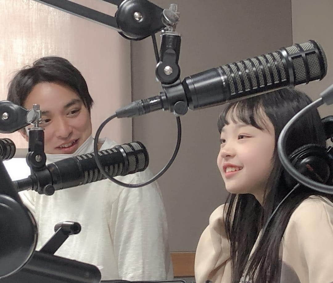 Hinataさんのインスタグラム写真 - (HinataInstagram)「. . 今朝ラジオの生放送に出演させて頂きました🤣👏👏 . Radio NEO(レディオネオ)FM79.5 「OH！MY MORNING！」 〜OH! MY PRIME！〜のコーナーに出演しました🤡💓💓 . DJの大前亮将さん、プライムツリーコンシェルジュの岩澤さん、 明日のイベントMCの齊藤このみさん🌻 . みんなで楽しくお話しながら曲紹介したよ〜🧡 . 明日はいよいよプライムツリー赤池でイベント🥰 今からすっごく緊張する💦 . みんな会いに来てね〜😆 待ってまぁ〜す✨✨ . . #クラージュキッズ  #野々山ひなた  #Hinata #ラジオ出演 #RadioNEO #大前亮将 さん #岩澤さん #齊藤このみ さん #プライムツリー赤池 #いよいよ明日 #みんな遊びに来てね」2月15日 12時16分 - hinachosugram