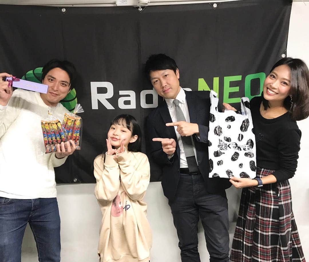 Hinataさんのインスタグラム写真 - (HinataInstagram)「. . 今朝ラジオの生放送に出演させて頂きました🤣👏👏 . Radio NEO(レディオネオ)FM79.5 「OH！MY MORNING！」 〜OH! MY PRIME！〜のコーナーに出演しました🤡💓💓 . DJの大前亮将さん、プライムツリーコンシェルジュの岩澤さん、 明日のイベントMCの齊藤このみさん🌻 . みんなで楽しくお話しながら曲紹介したよ〜🧡 . 明日はいよいよプライムツリー赤池でイベント🥰 今からすっごく緊張する💦 . みんな会いに来てね〜😆 待ってまぁ〜す✨✨ . . #クラージュキッズ  #野々山ひなた  #Hinata #ラジオ出演 #RadioNEO #大前亮将 さん #岩澤さん #齊藤このみ さん #プライムツリー赤池 #いよいよ明日 #みんな遊びに来てね」2月15日 12時16分 - hinachosugram