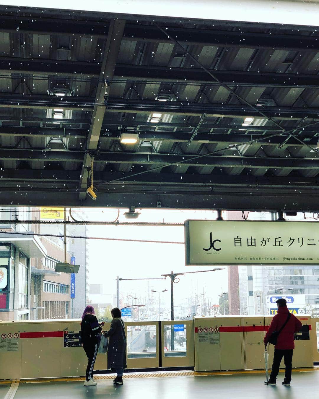 松阪ゆうきのインスタグラム：「雪☃️降ってる＠中目黒 通りで寒い😵わけですね💦  この後、16:30〜18:00 NHK BSプレミアム 「新BS日本のうた」ものまね紅白歌合戦❣️最後の再放送でーす(^^) #雪 #中目黒 #寒い #nhk #bsプレミアム  #新bs日本のうた」