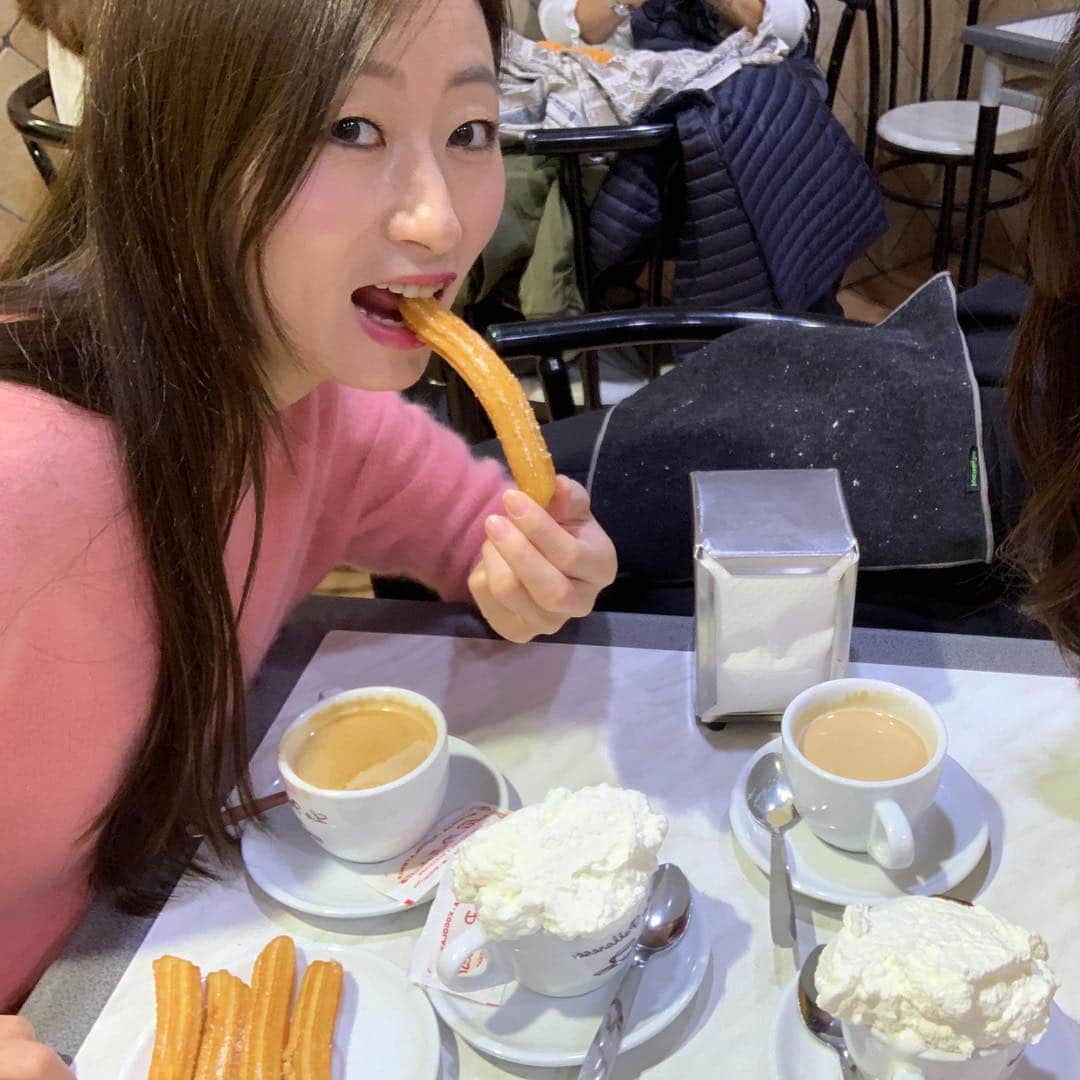 松村加南子さんのインスタグラム写真 - (松村加南子Instagram)「少し行きづらい場所にあるのに、あまりの美味しさに1週間の滞在中に2回も行ってしまったチュロス屋さん😋 . ホイップクリームたっぷりのホットチョコレートにチュロスをつけて食べるのが定番らいしのだけど、私的にはホイップクリームなしで濃厚なホットチョコレートのみにつけて食べるのがおすすめ💕 . バルセロナ行く際はぜひ！ . 今もあの味が恋しい… . . . #チュロス #churros #ホットチョコレート #hotchocolate #genic_spain #visitspain #いつも心にスペイン #旅muse_spain #バルセロナ #スペイン #barcelona #spain #旅 #旅行 #女子旅 #travel #trip #travelers #スペイン #バルセロナ #vacation  #holiday #薬剤師 #薬剤師グラドル #加南子」2月15日 12時32分 - matsumurakanako
