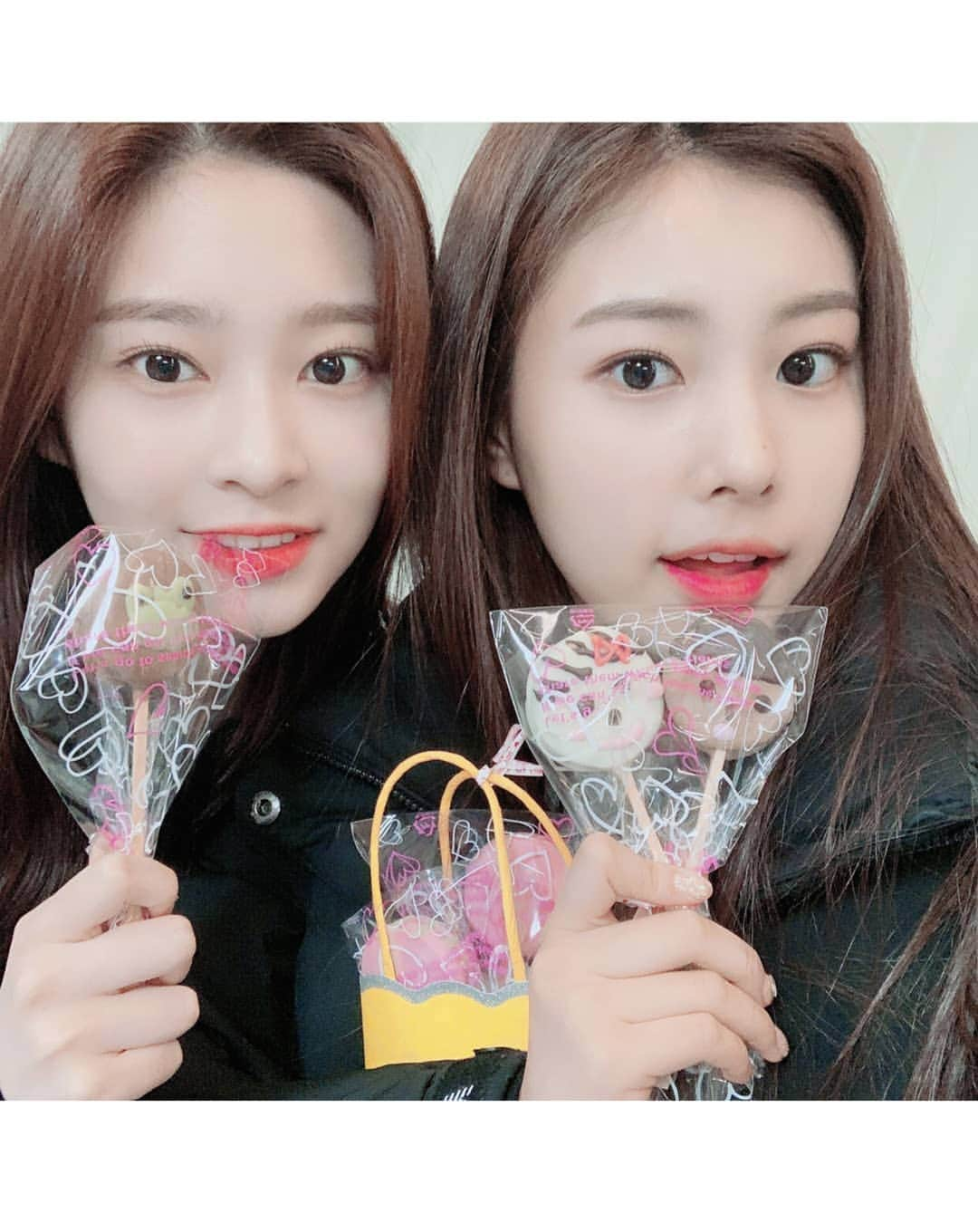 IZ*ONEさんのインスタグラム写真 - (IZ*ONEInstagram)「아이즈원과✌ 함께하는😋 우당탕탕💫 발렌타인데이🍫🍭 ⠀⠀⠀⠀⠀⠀⠀⠀⠀⠀⠀⠀⠀⠀⠀⠀⠀ 동생즈의 사랑 언니즈에게 완벽히 도착했습니다💞 ⠀⠀⠀⠀⠀⠀⠀⠀⠀⠀⠀⠀⠀⠀⠀⠀⠀ #HappyValentineDay #IZONE #아이즈원 #アイズワン」2月15日 22時02分 - official_izone