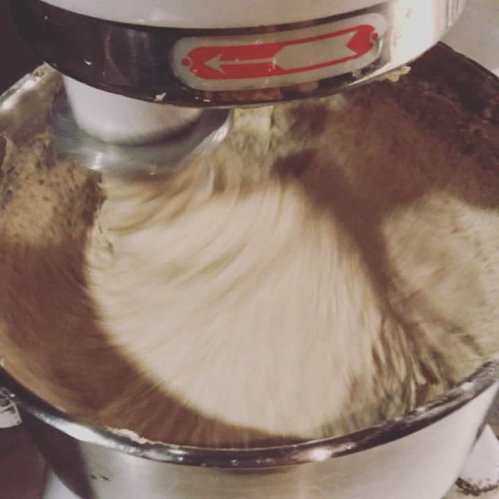 CHIPPRUSONのインスタグラム：「仕込み風景  何時からopenかはまた早朝にお知らせします🍞」