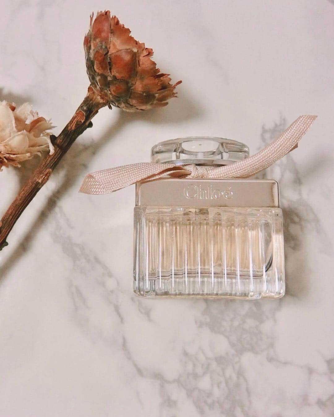 前田希美（まえのん）さんのインスタグラム写真 - (前田希美（まえのん）Instagram)「香水は20歳の時からずっとChloeの EAU DE PARFUMを愛用しています。  何回も変えてはみたけど、 結局これが好きなんです。  香りってその時の記憶とか 感情を思い出させてくれるので なかなか変えられないです。  もう一生変えることはないだろう というくらいこの香り以上のものに 出逢えてないですね☺︎ 皆さんはなんの香水を使ってますか？♥ #Chloe #香水 #chloeeaudeparfum  #お気に入り #クロエ」2月15日 22時22分 - maeda_nozomi