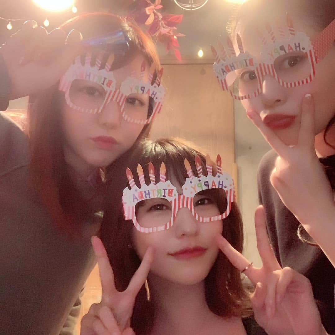 みはとさんのインスタグラム写真 - (みはとInstagram)「先日、28歳になりました！ みかちゅんとみぃちゃんがお祝いしてくれました。 映画みて、カフェでご飯食べて、 0時の瞬間は 道端でいきなりクラッカー😂💓 ・ ケーキもプレゼントも可愛くて感動😭✨ ふたりが居てくれて嬉しすぎる とってもとっても幸せな誕生日でした❤️ ・ ・ メッセージくださった皆様 ありがとうございます！✨ 28歳も引き続き 自分らしく前進していけたらと思います。 どうぞよろしくお願い致します。 ・ #birthday #birthdaypresent  #28歳 #幸せな誕生日 #ありがとう💓  #可愛いプレゼント #laduree  #コスメ #これで #いい女になる」2月15日 22時23分 - m2.13.0