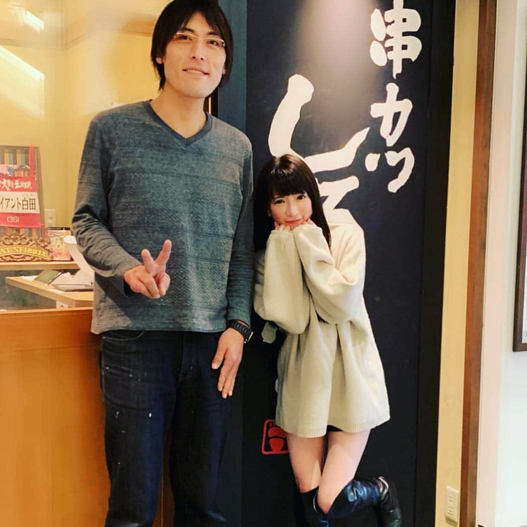 もえのあずきさんのインスタグラム写真 - (もえのあずきInstagram)「ジャイアント白田さんの串カツ「しろたや」さん💓 美味しいし、ジャイアントサイズの串カツあって楽しいし、白田さんにも会えるしつい行っちゃう💓 いつも繁盛してて忙しいから宣伝いらんで〜って言われるけど勝手に宣伝☺️💕笑 ジャイアントなすびがお気に入り🤤 #しろたや#串カツしろたや #ジャイアント白田#大食い#大食い王決定戦」2月15日 14時33分 - moeazukitty