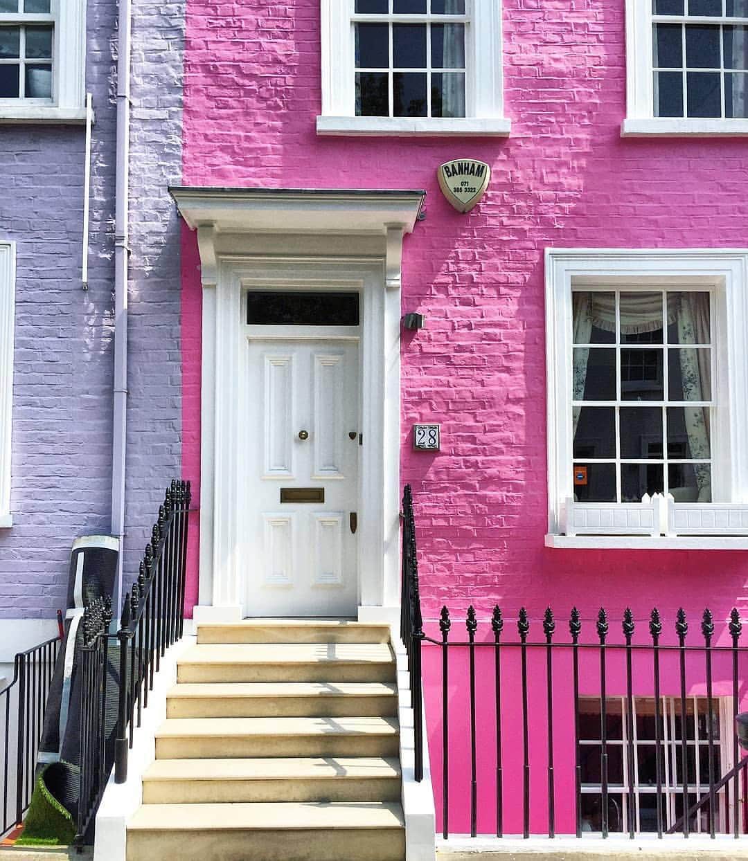 TABI LABO【公式】さんのインスタグラム写真 - (TABI LABO【公式】Instagram)「ロンドンのある「ドア」を集めたインスタアカウント。どれも住んでいる人がこだわりを持って飾りつけたのだろうな〜という印象を受けるものばかりです。 @thedoorsofldn﻿ ﻿💗 #ドア #WorldTopics #tabilabo」2月15日 14時38分 - tabilabo