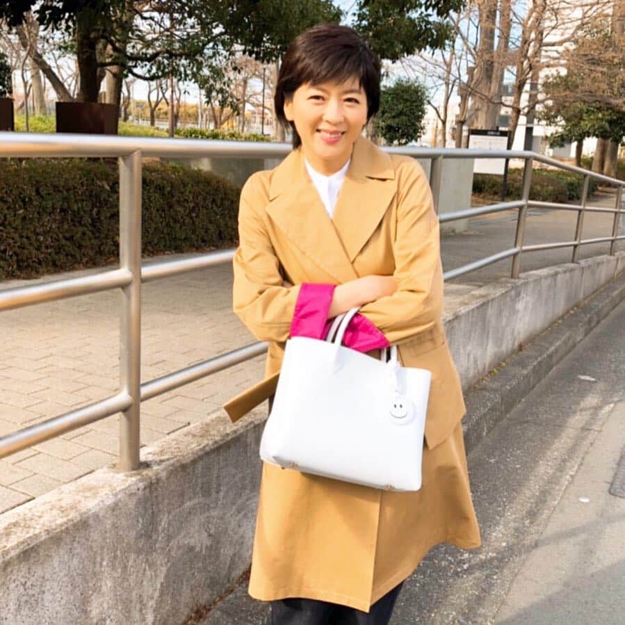 中山忍さんのインスタグラム写真 - (中山忍Instagram)「少し早めの春支度🌸 @coomb_official の展示会でピン！ときた  ニコちゃんマークのバックと春コートの 折り返した袖の鮮やかなピンクがお気に入り😊 #COOMB#クーム #ある日の撮影風景」2月15日 14時59分 - _shinobu_nakayama_