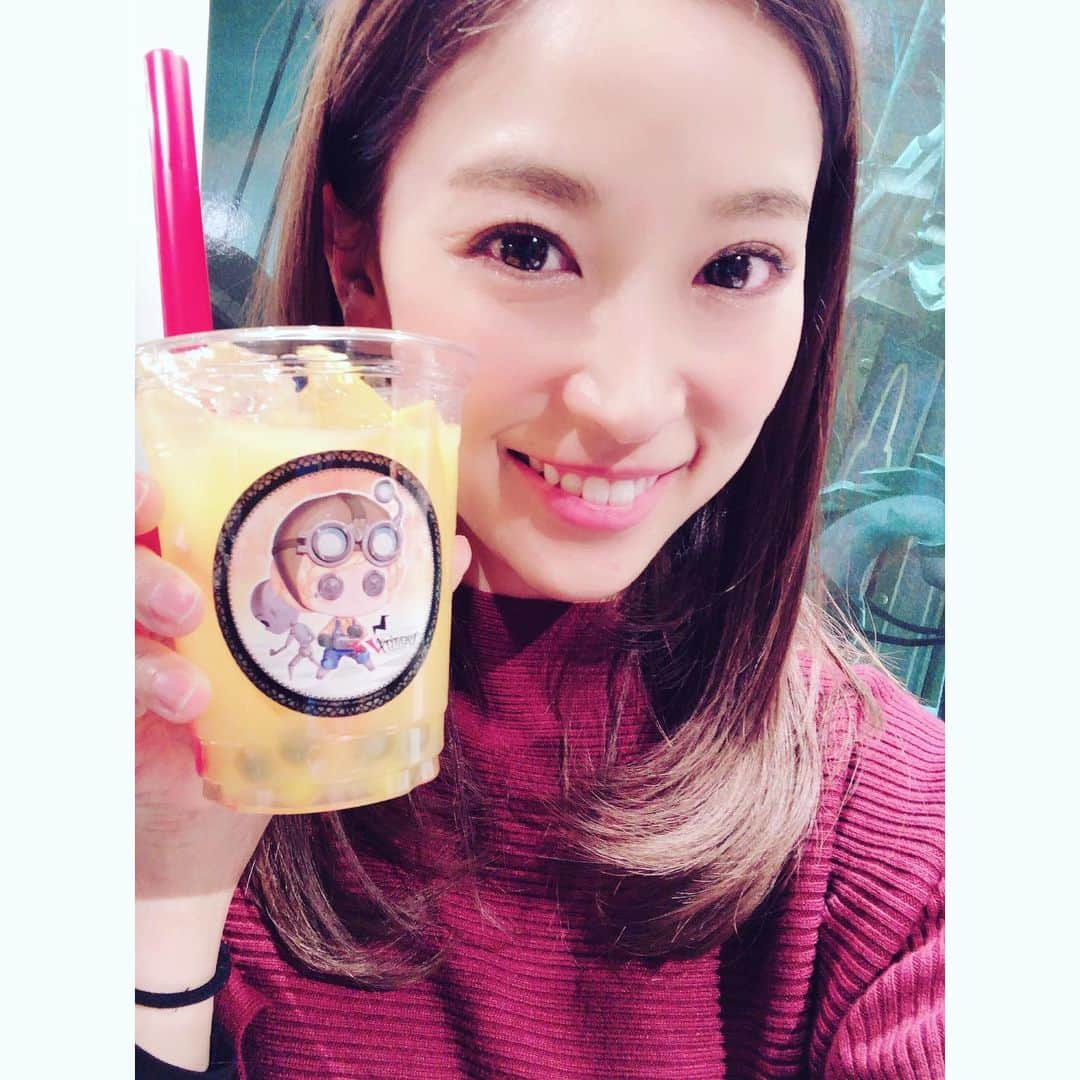 のインスタグラム：「先月だけど #第五人格 カフェ行ってきた🙊 ほしかったひげさんはなかったけど、第五人格の雰囲気楽しんできた😈  ジョゼフの顔に寄せてみたけど ジョゼフがイケメンすぎて 鼻高いし顔小さいし ムリがあった🤫  ハンターのココア美味しかった☕️ みちこが来なくて残念だった← ハンターならみちこ推し← ハンターやらないけど←  第五人格周りでやってる人増えないかなーー⛄️ #ゲーム #カフェ #identityV #サバイバー #調香師推し #ハンター #みちこ推し #4人チーム作りたい #game #youtube #psあげたい」