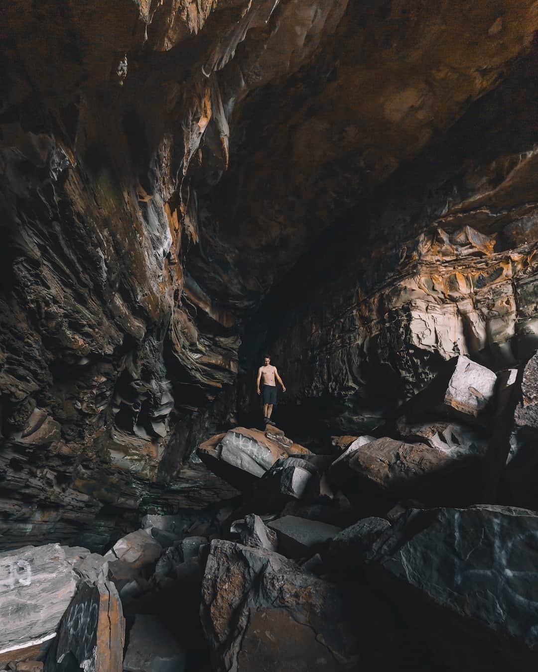 SNAPCHAT@JASONVANMIERTのインスタグラム：「Exploring a 110 meter long, 15 meter high and 10 meter wide cave hidden away along the coastline of northern Sydney. 🦇」