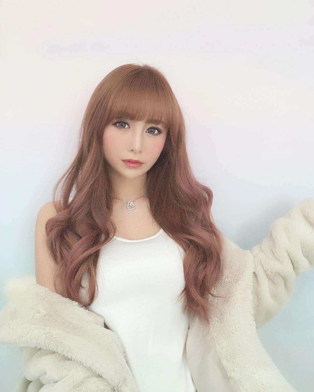 のインスタグラム：「先日 ピンクシャンプーをしたら  良い感じに ピンクのグラデーションになりました♡ ・ 痛むから あんまり やらないけど…💭 ・ たまーに ならいいかな🤗 ・ ・ mocoa's色の壁紙 かわいい🦄 ・ #hair #haircolor  #pink #love #chanel  #forever21  #ロングヘア #イメチェン  #ヘアカラー #ピンクシャンプー #ピンクカラー #ピンクグラデーション」