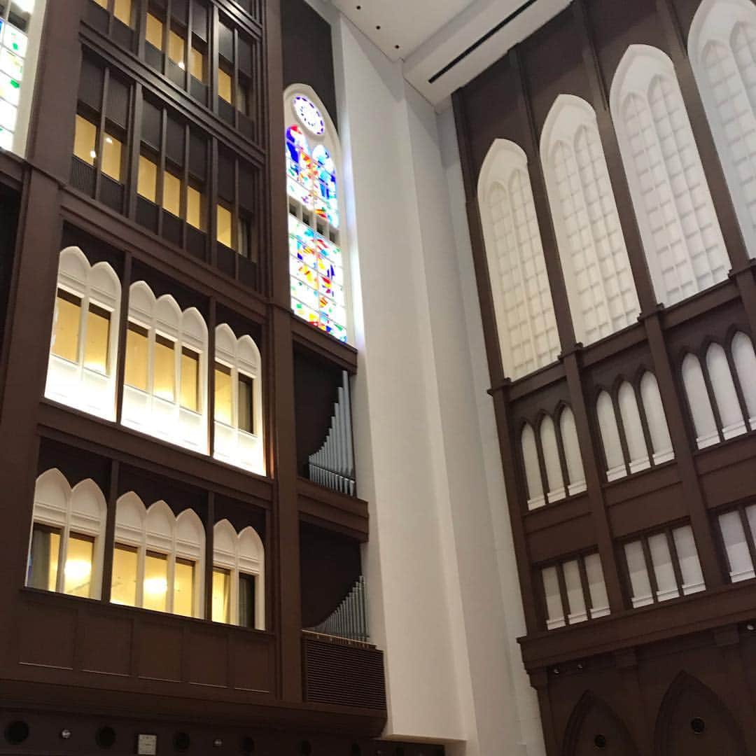 Akikoさんのインスタグラム写真 - (AkikoInstagram)「***Beautiful chapel inside the hospital *** Thank you everyone for your warm wishes, friendships, messages and even DMs. I was very happy to get such thoughtful words and encouragement from you all. I am very sorry I couldn’t answer each of your messages but I am really grateful to you all. I am leaving the hospital tomorrow temporarily but have to be back here next month to have laparoscopic surgery, but it’s not for treatment, just for kind of biopsy. My uncomfortable condition hasn’t changed at all without any treatment since they are still searching for the real reason by doing so many tests. I am still scared for the worst case. 病院内のチャペル。ここでいつも礼拝が行われます。入院中温かいお言葉や励ましのメッセージを沢山頂きありがとうございました。明日一時的に退院しますが、来月にまた腹腔鏡下手術のためここに戻って来ます。手術といっても治療の為ではなく、生検のためのものなので、その結果によりどうなるか先が長そうです。まだ本当の原因がわからず沢山の先生方がカンファレンスで話し合われていて、検査ばかりで何の治療もしていない為、ずっと不調続きです。出来る時はまた好きな紙モノを触ったり、作ったりなるだけしたいと思っています。その時はまたよろしくお願い致します😊」2月15日 15時41分 - simpolly1019