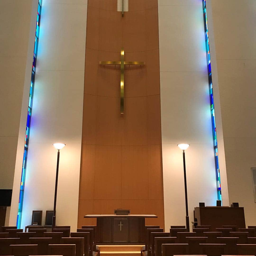 Akikoさんのインスタグラム写真 - (AkikoInstagram)「***Beautiful chapel inside the hospital *** Thank you everyone for your warm wishes, friendships, messages and even DMs. I was very happy to get such thoughtful words and encouragement from you all. I am very sorry I couldn’t answer each of your messages but I am really grateful to you all. I am leaving the hospital tomorrow temporarily but have to be back here next month to have laparoscopic surgery, but it’s not for treatment, just for kind of biopsy. My uncomfortable condition hasn’t changed at all without any treatment since they are still searching for the real reason by doing so many tests. I am still scared for the worst case. 病院内のチャペル。ここでいつも礼拝が行われます。入院中温かいお言葉や励ましのメッセージを沢山頂きありがとうございました。明日一時的に退院しますが、来月にまた腹腔鏡下手術のためここに戻って来ます。手術といっても治療の為ではなく、生検のためのものなので、その結果によりどうなるか先が長そうです。まだ本当の原因がわからず沢山の先生方がカンファレンスで話し合われていて、検査ばかりで何の治療もしていない為、ずっと不調続きです。出来る時はまた好きな紙モノを触ったり、作ったりなるだけしたいと思っています。その時はまたよろしくお願い致します😊」2月15日 15時41分 - simpolly1019