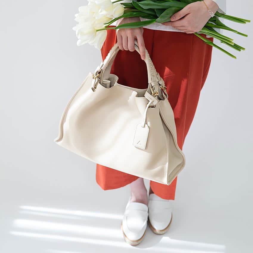土屋鞄さんのインスタグラム写真 - (土屋鞄Instagram)「「クラルテ」シリーズに、温かみのある白さで女性らしい柔らかさを感じる「リコッタホワイト」が登場です。 幅広いコーディネートにすっとなじむカラーで、新しい季節を楽しみませんか。 #クラルテ #クラルテ女子 #春の新色 #土屋鞄 #土屋鞄製造所」2月15日 17時10分 - tsuchiya_kaban