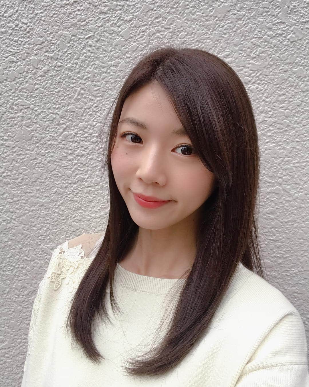 のインスタグラム：「髪の毛色抜けてたので落ち着いた色に😌 @ichiroakatani に量も整えてもらいました♡ 前髪もやっと伸びてきたので流せるようになったよ♡ . #綺麗な色 #☺️ #写真じゃ色が伝えきれないのが残念ですが🙍 #お気に入り #hair #cut #💇 #美容院 #belle #表参道 #미용실 #헤어컬러 #thankyou」