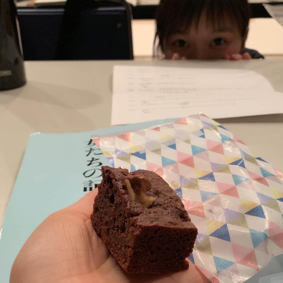 鈴木杏さんのインスタグラム写真 - (鈴木杏Instagram)「芳根京子ちゃんからは、なんと手作りのブラウニーをもらった。。。😍❤️🌈🐿かわいくて、お芝居も上手で、性格も良くて、ブラウニーも焼けるなんて、、、恐ろしい子、、、！(白目) #母と惑星についておよび自転する女たちの記録 #母惑 #手作りブラウニー」2月15日 17時30分 - anne.suzuki.official