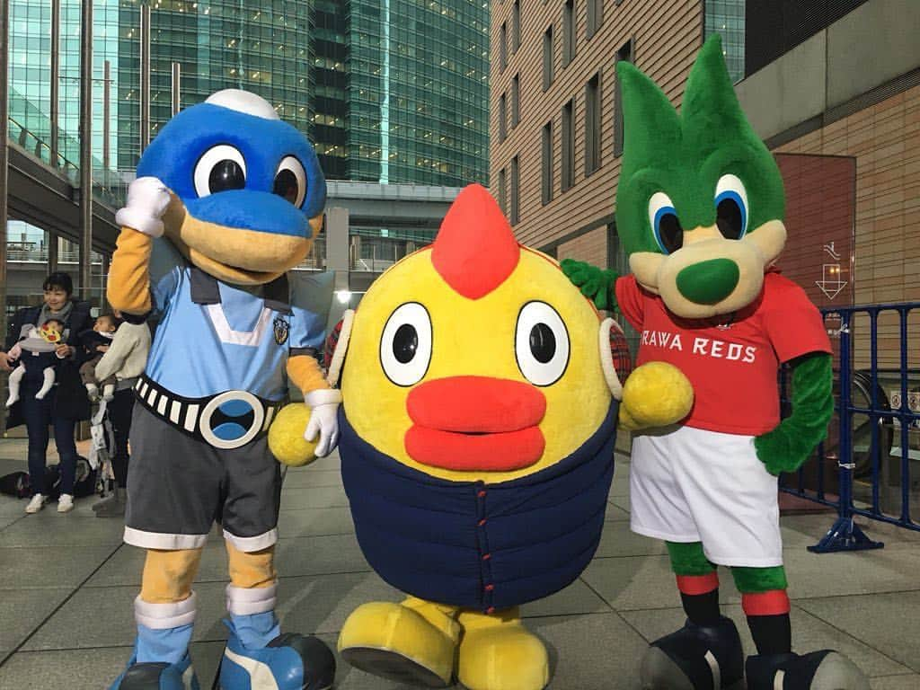 日本テレビ「日テレサッカー」さんのインスタグラム写真 - (日本テレビ「日テレサッカー」Instagram)「【⚽️あす開催🏆】 . 先ほど「news every.」に遊びに来てくれた #ふろん太 と #レディア が #そらジロー とパシャリ📸 . FUJI XEROX SUPER CUP 2019 #川崎フロンターレ 🆚 #浦和レッズ . 📺日本テレビ系全国ネット 16日(土)ごご1時30分から生中継❗️ . #富士ゼロックススーパーカップ #FUJIXEROXSUPERCUP #frontale #urawareds  #マスコット総選挙 #日テレ #日テレサッカー」2月15日 18時00分 - ntv_football